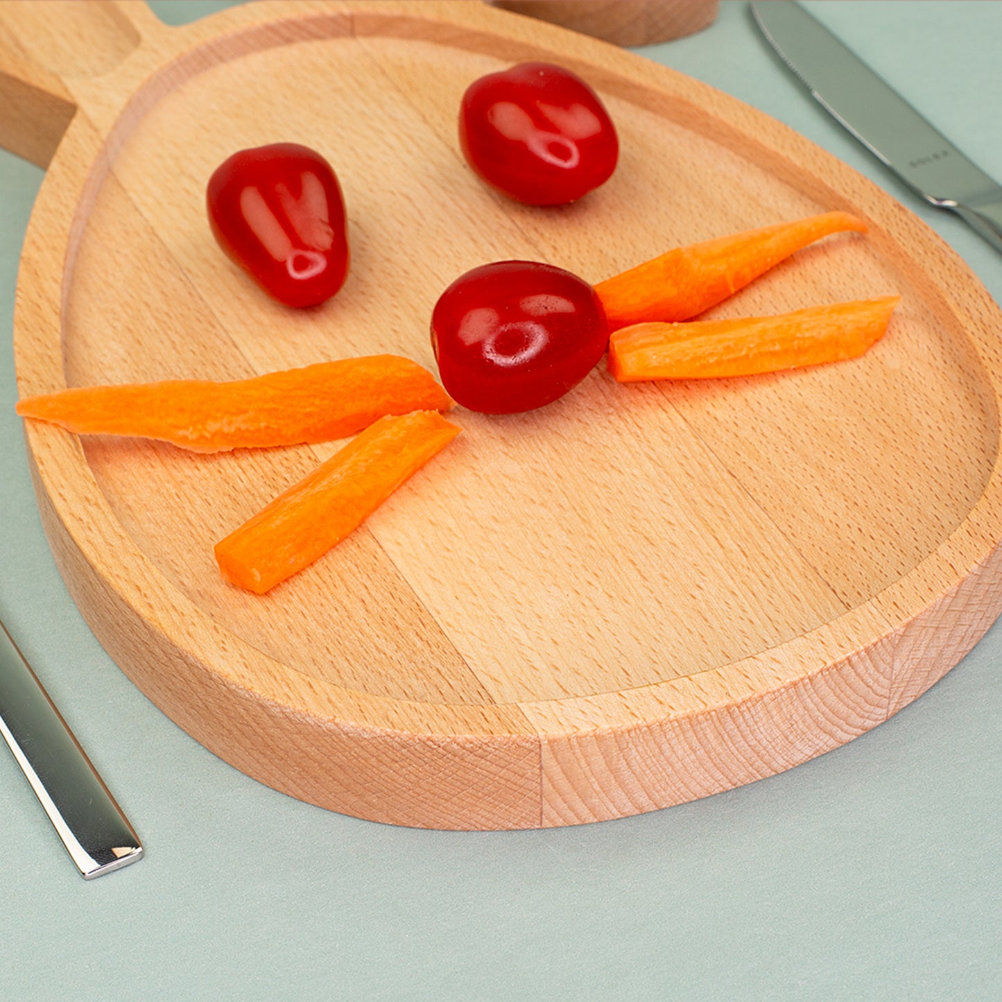 Detailaufnahme des Hasenbrettchens mit erhöhtem Rand und natürlicher Holzmaserung