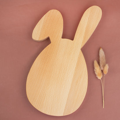 Rückseite des Holzbrettchens in Hasenform aus gedämpftem Buchenholz