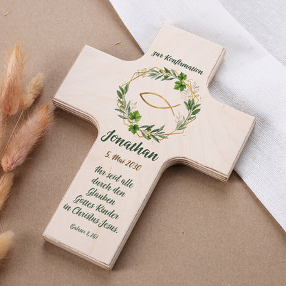 Personalisiertes Holzkreuz aus Ahornholz mit Ichthys-Fisch im Eukalyptuskranz, bedruckt mit Anlass, Name und Wunschtext – Geschenk zur Taufe, Kommunion oder Konfirmation