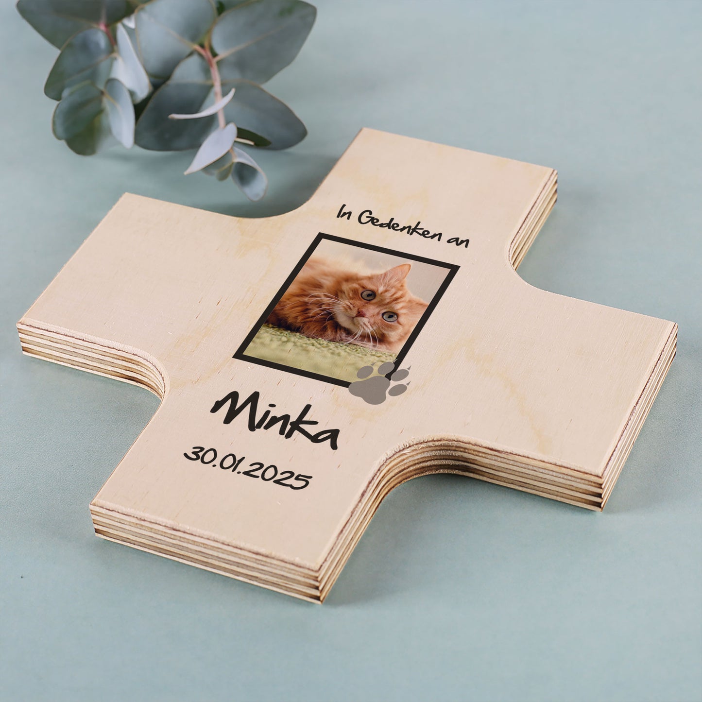 Personalisierbares Holzkreuz Trauer mit Pfotenmotiv – Erinnerung an dein Haustier