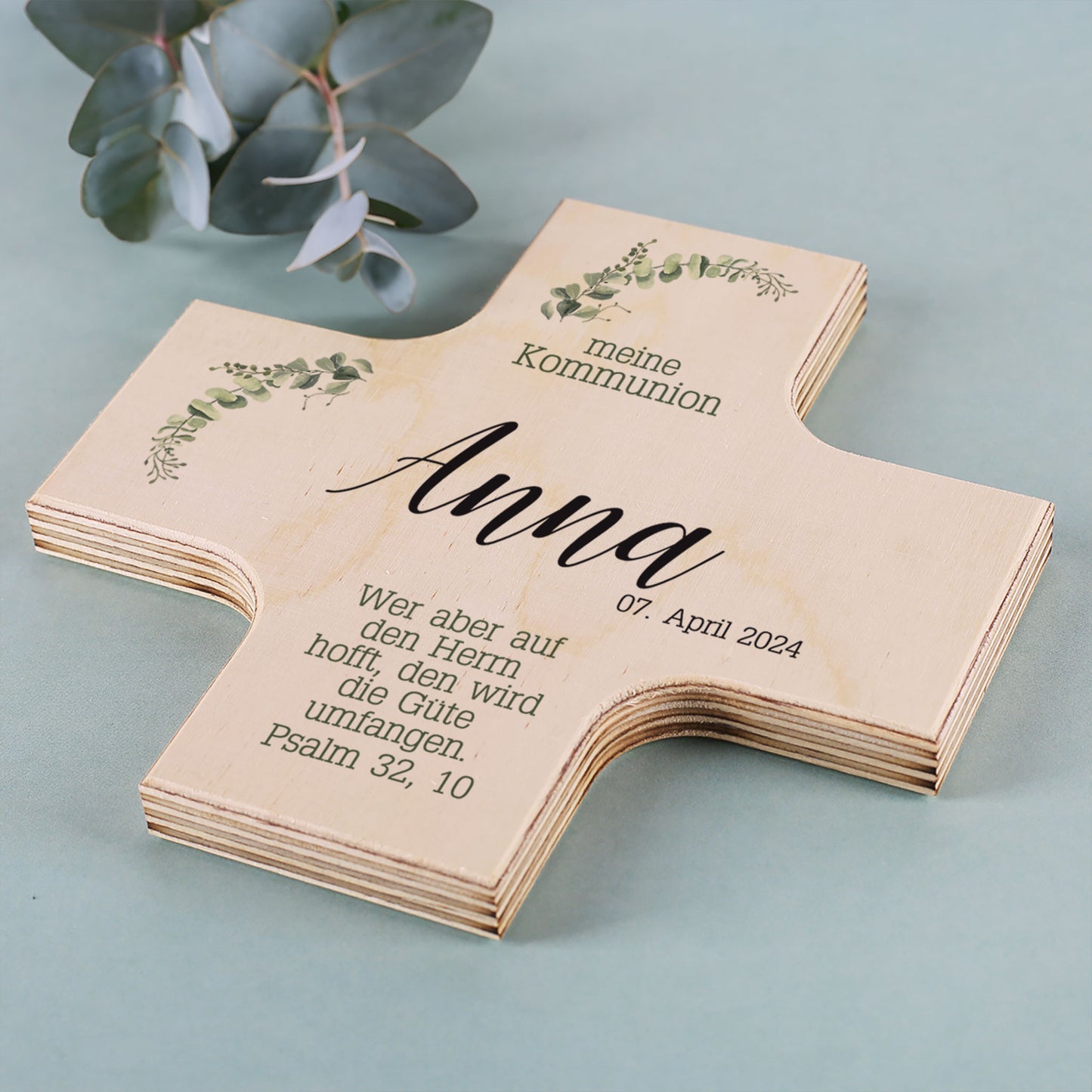 Holzkreuz zur Taufe, Kommunion oder Konfirmation mit zarten Blattzweigen