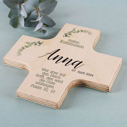 Holzkreuz zur Taufe, Kommunion oder Konfirmation mit zarten Blattzweigen