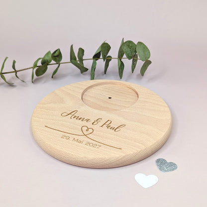 Kerzenteller aus Holz mit Gravur von Anna und Paul und Datum, dekorativ mit Eukalyptus