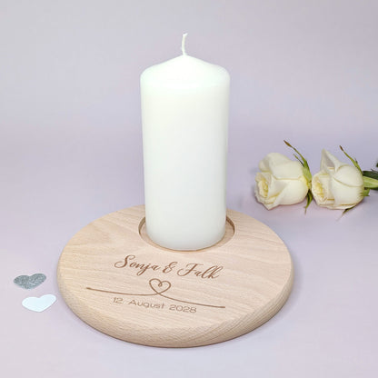 Kerzenteller mit weißer Stumpenkerze, Gravur Sonya und Falk, florale Deko im Hintergrund