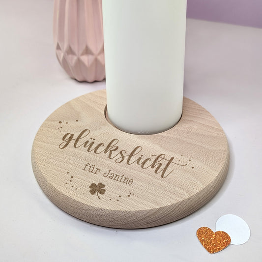 Kerzenteller aus Holz mit Gravur „Glückslicht für Janine“ und Kleeblatt – mit Kerze und Dekoherz