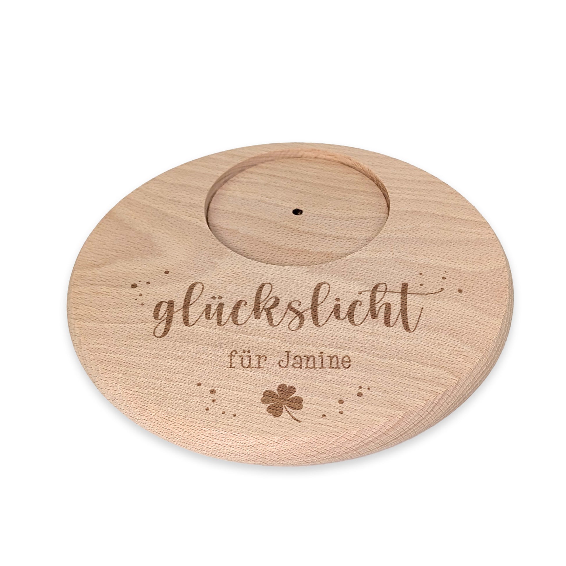 Freigestellter Holzuntersetzer mit Gravur „Glückslicht für Janine“ und Kleeblatt