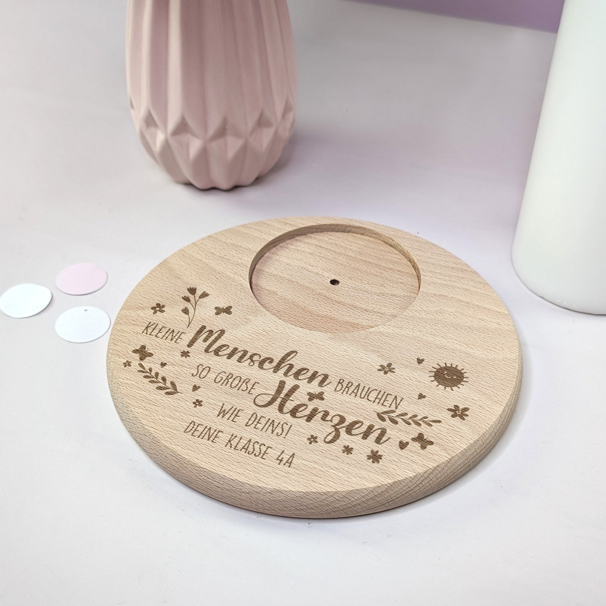 Kerzenuntersetzer aus Buchenholz mit Gravur für Erzieherin – Textbeispiel „Deine Klasse 4A“