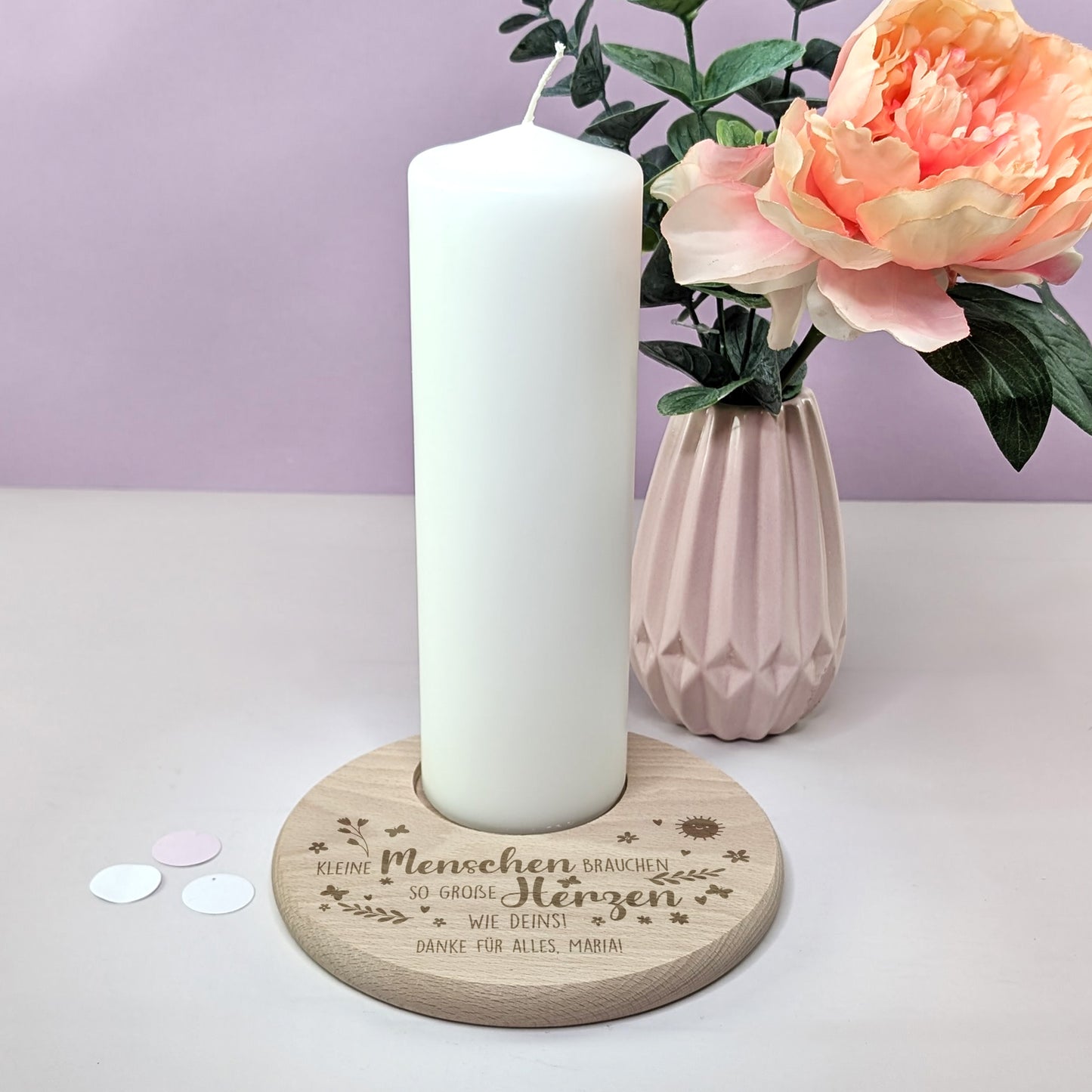 Dekorierter Kerzenteller mit Kerze und Gravur „Danke für alles, Maria!“ auf hellem Hintergrund