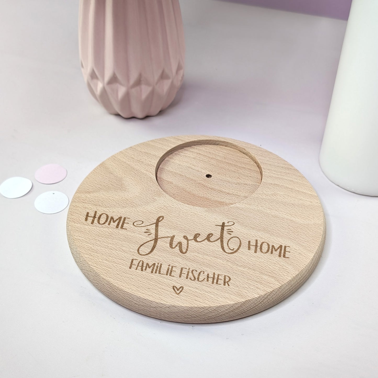 Kerzenteller „Home Sweet Home“ mit Gravur „Familie Fischer“ – arrangiert auf hellem Hintergrund mit Vase und Kerze