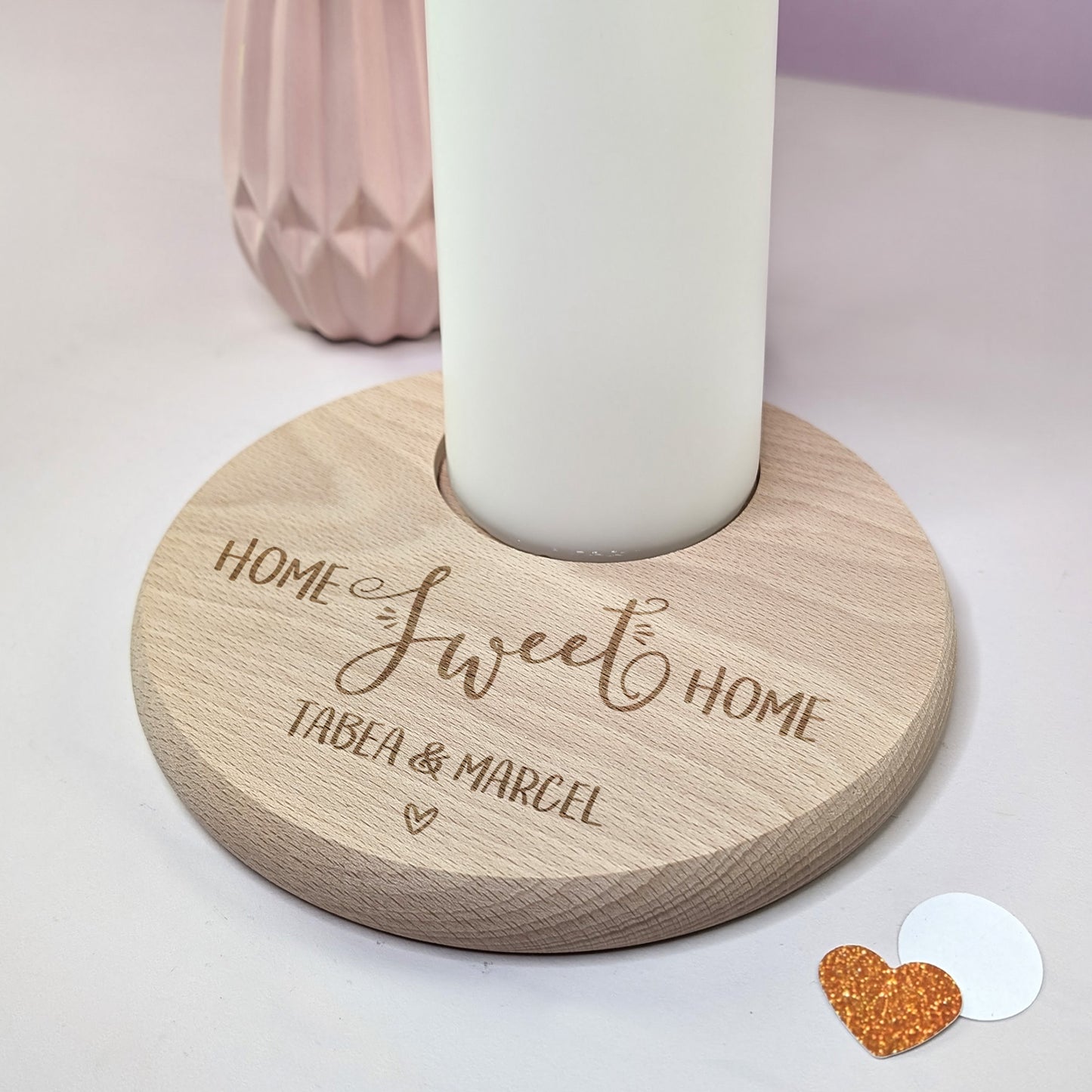 Kerzenteller mit Gravur „Home Sweet Home“ und Namen Tabea & Marcel – mit eingesetzter Stumpenkerze