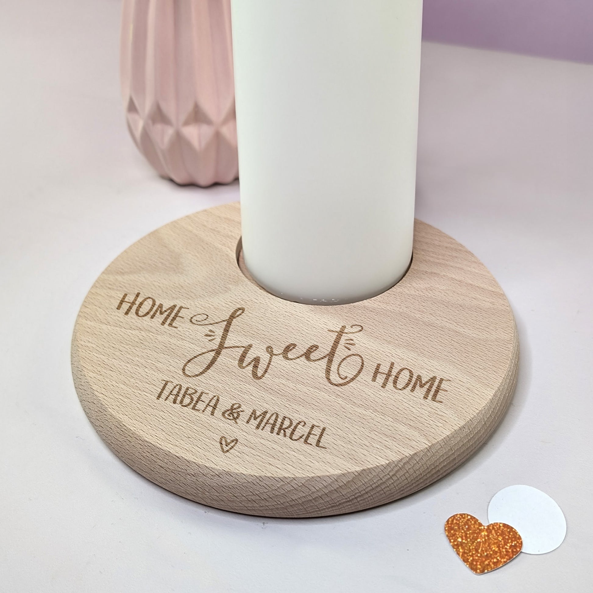 Kerzenteller mit Gravur „Home Sweet Home“ und Namen Tabea & Marcel – mit eingesetzter Stumpenkerze