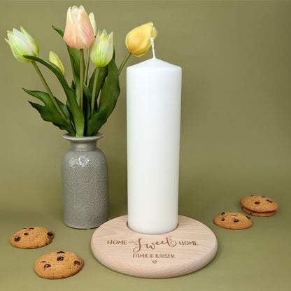 Dekorativ gestalteter Kerzenteller mit Gravur „Home Sweet Home Familie Kaiser“ – mit Tulpen und Cookies arrangiert