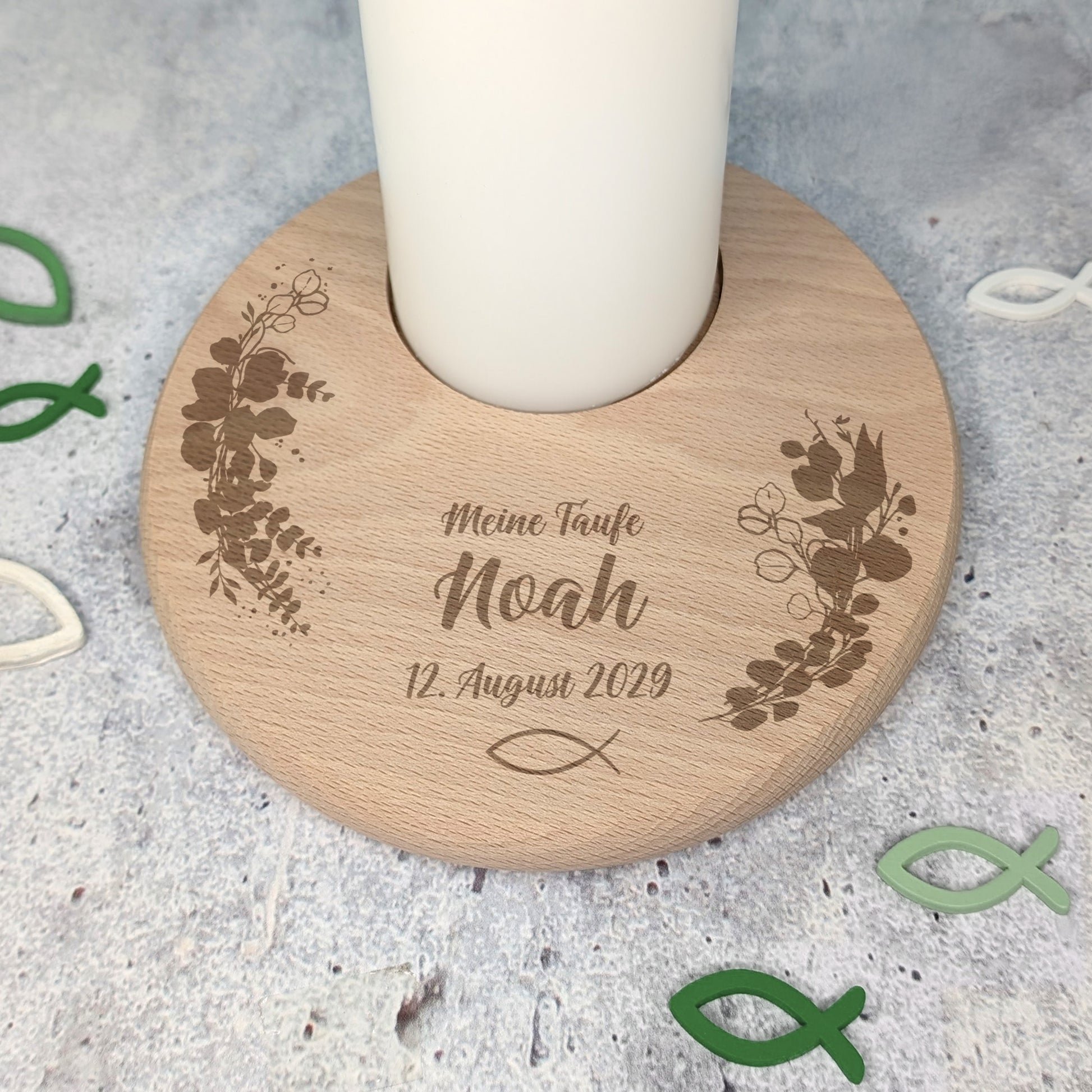 Personalisierter Kerzenteller aus Holz zur Taufe mit Name, Datum und Fischmotiv Gravur