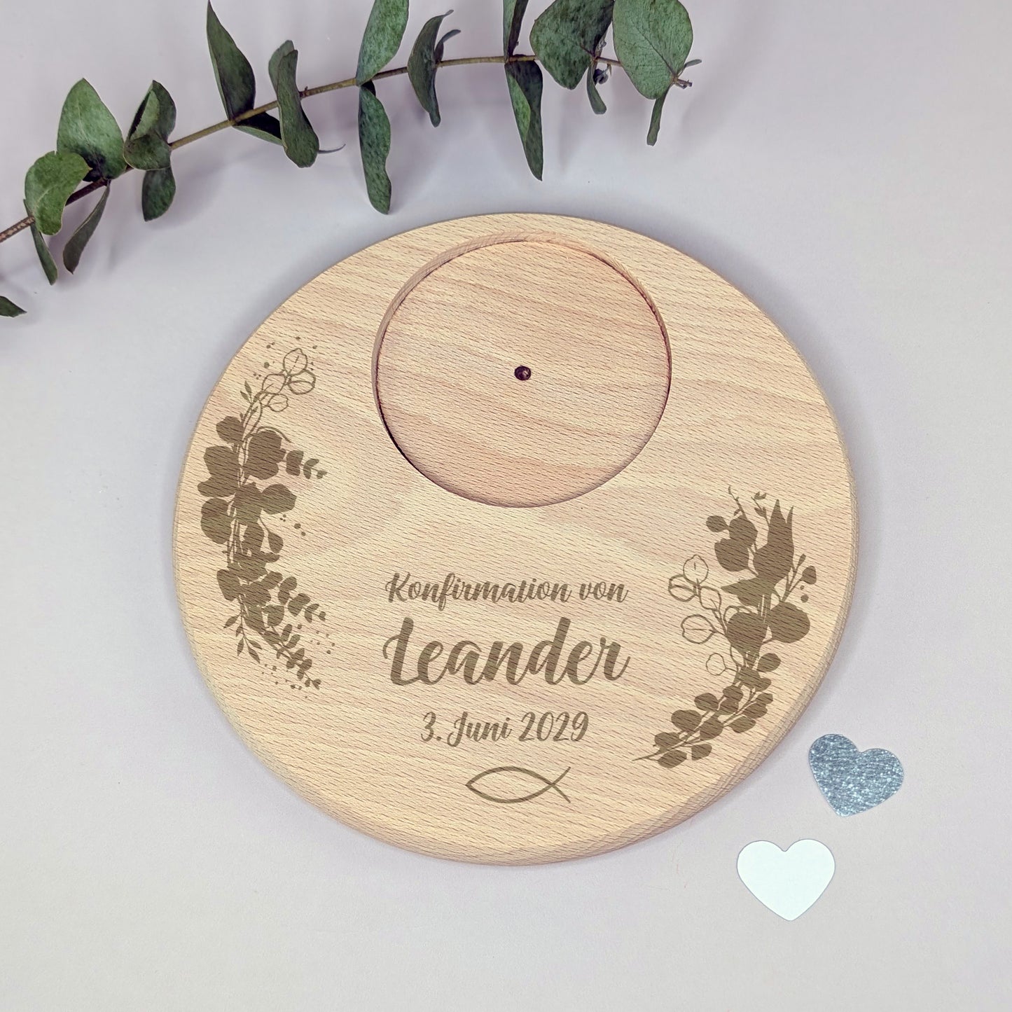 Gravierter Kerzenteller aus Holz zur Konfirmation mit Fischsymbol und Zweigen