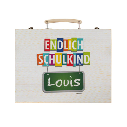 Personalisierter Holzkoffer mit buntem „Endlich Schulkind“ Motiv und Name Louis auf weißem Hintergrund