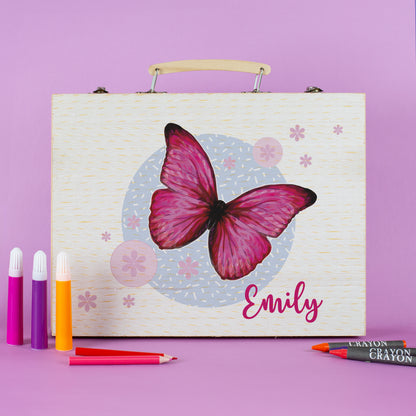 Malkoffer aus Holz mit Schmetterlingsmotiv und Name Emily auf rosa Hintergrund