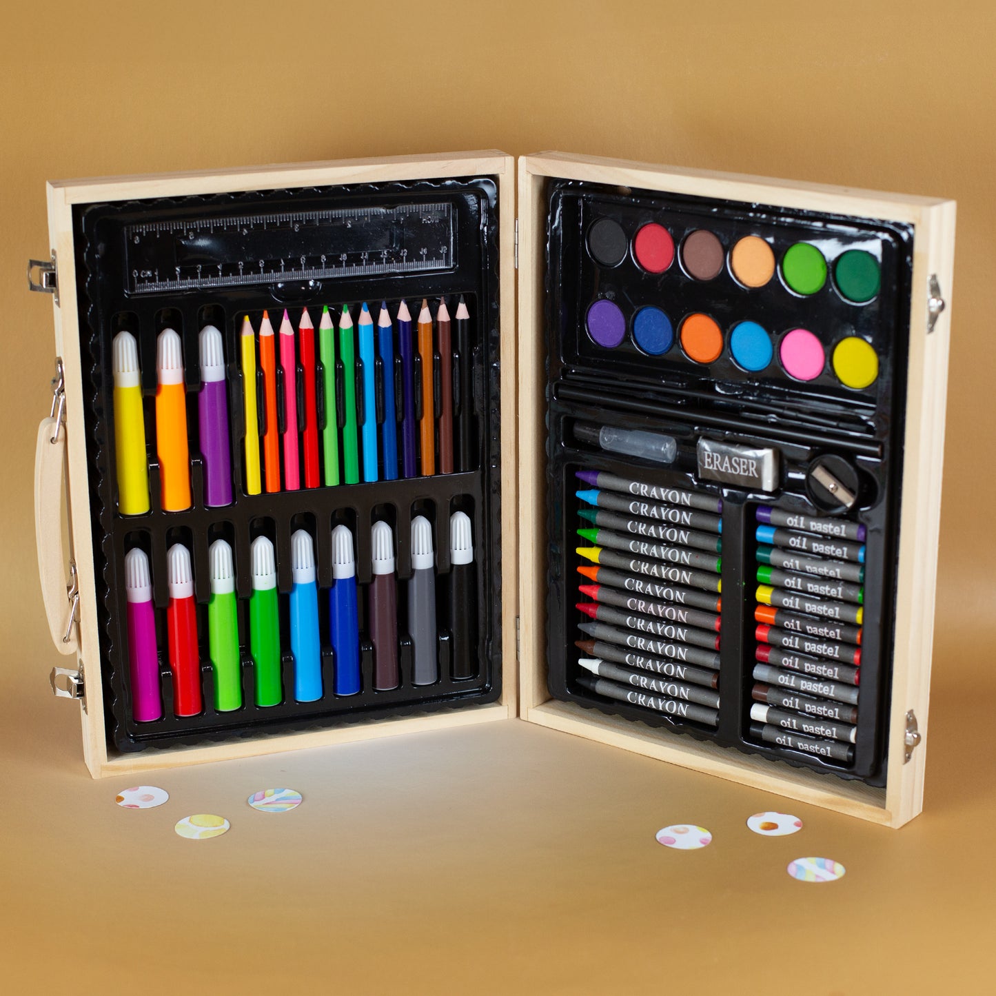 Innenansicht Malkoffer mit viel Zubehör: Filzstifte, Buntstifte, Wachsmaler, Ölkreiden, Farben