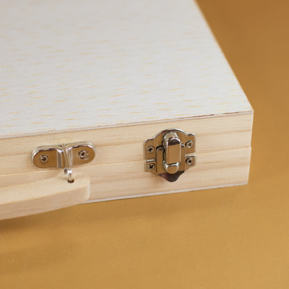 Detailaufnahme Metallschnappverschluss am Holzkoffer