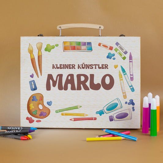 Malkoffer mit Aufdruck „Kleiner Künstler Marlo“ auf braunem Hintergrund