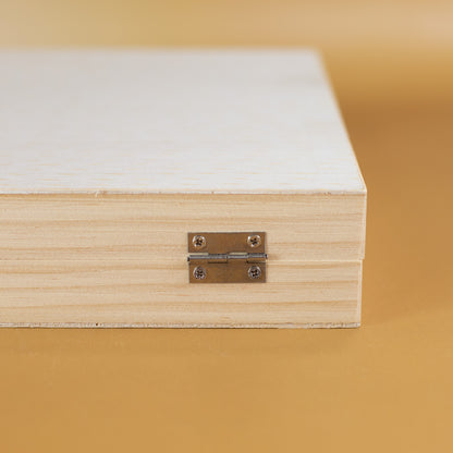 Seitliche Ansicht des Malkoffers mit Metallscharnier – Detailaufnahme