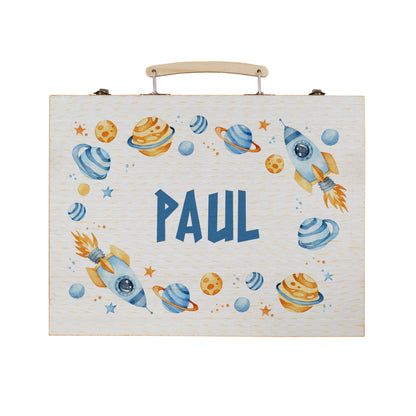 Freigestellter Malkoffer mit Name Paul und bunten Weltraummotiven auf Holz