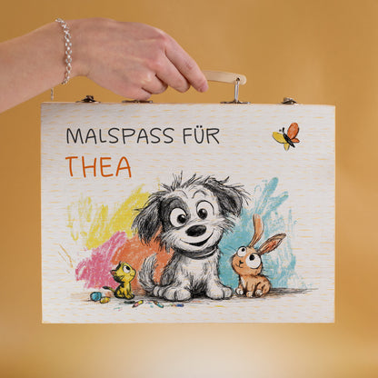 Personalisierter Malkoffer aus Holz mit Hund, Hase & Katze, Name Thea auf der Vorderseite