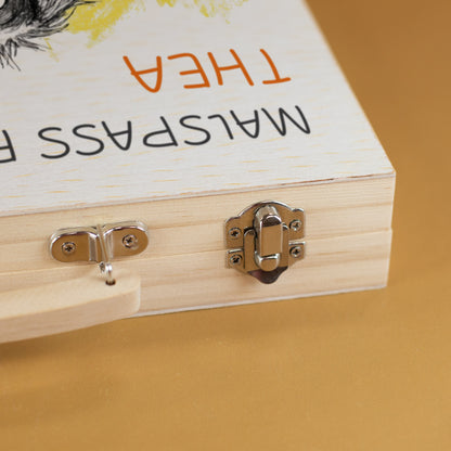 Detailansicht des Malkoffers mit Metallverschluss und Tragegriff