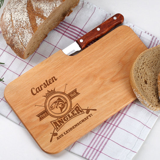 Personalisiertes Frühstücksbrettchen mit Anglermotiv & Name | Holzbrettchen mit Messer für Angler