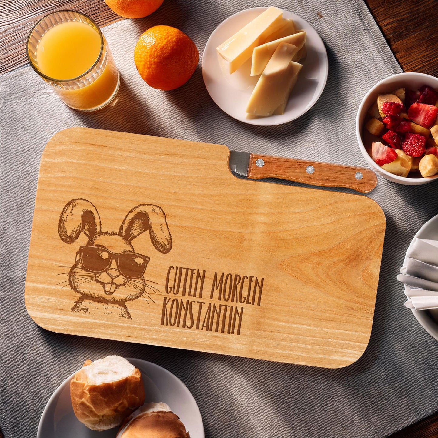 Personalisierbares Messerbrett aus Holz mit Oster-Motiv und Wunschtext