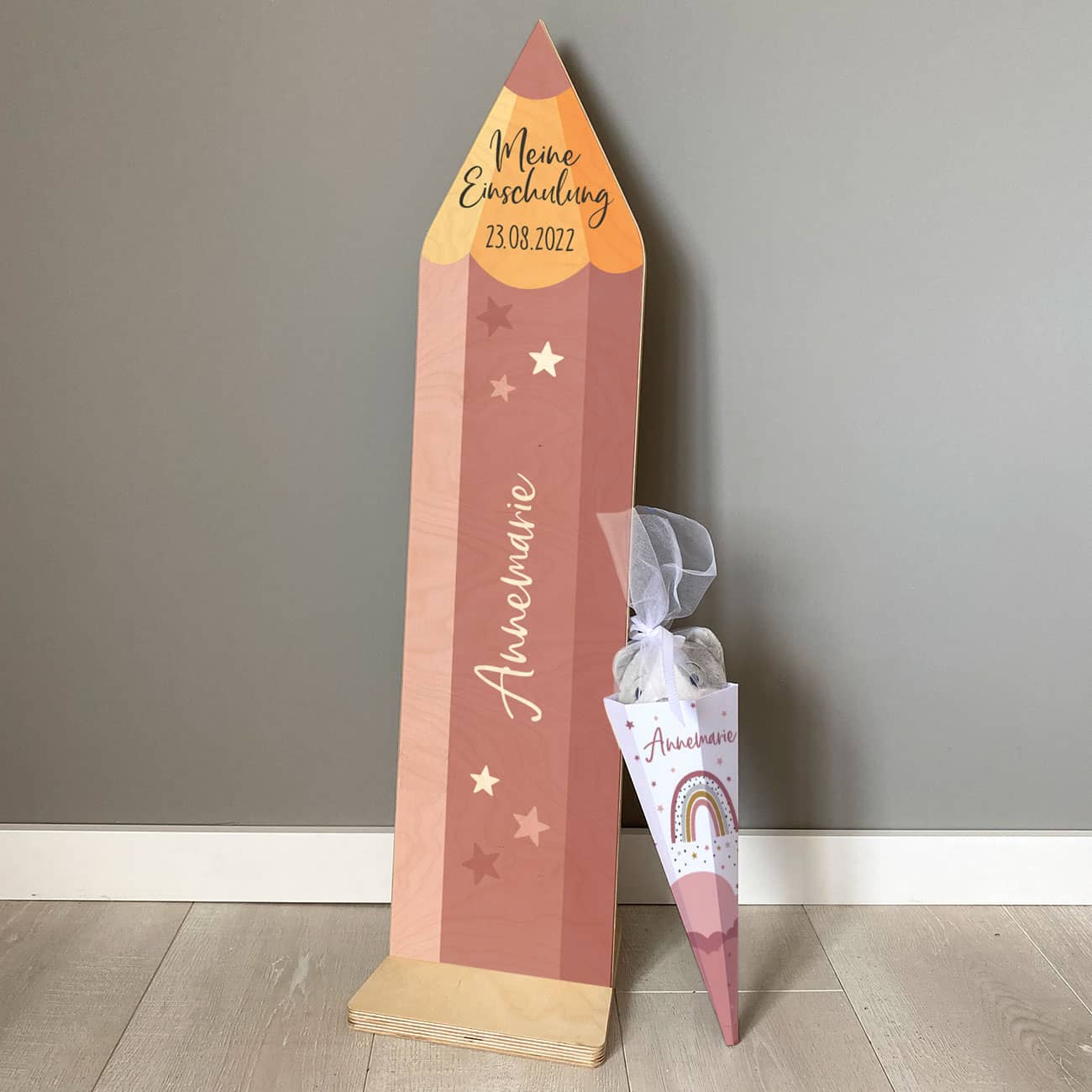 Aufsteller aus Holz mit Name und Datum personalisiert