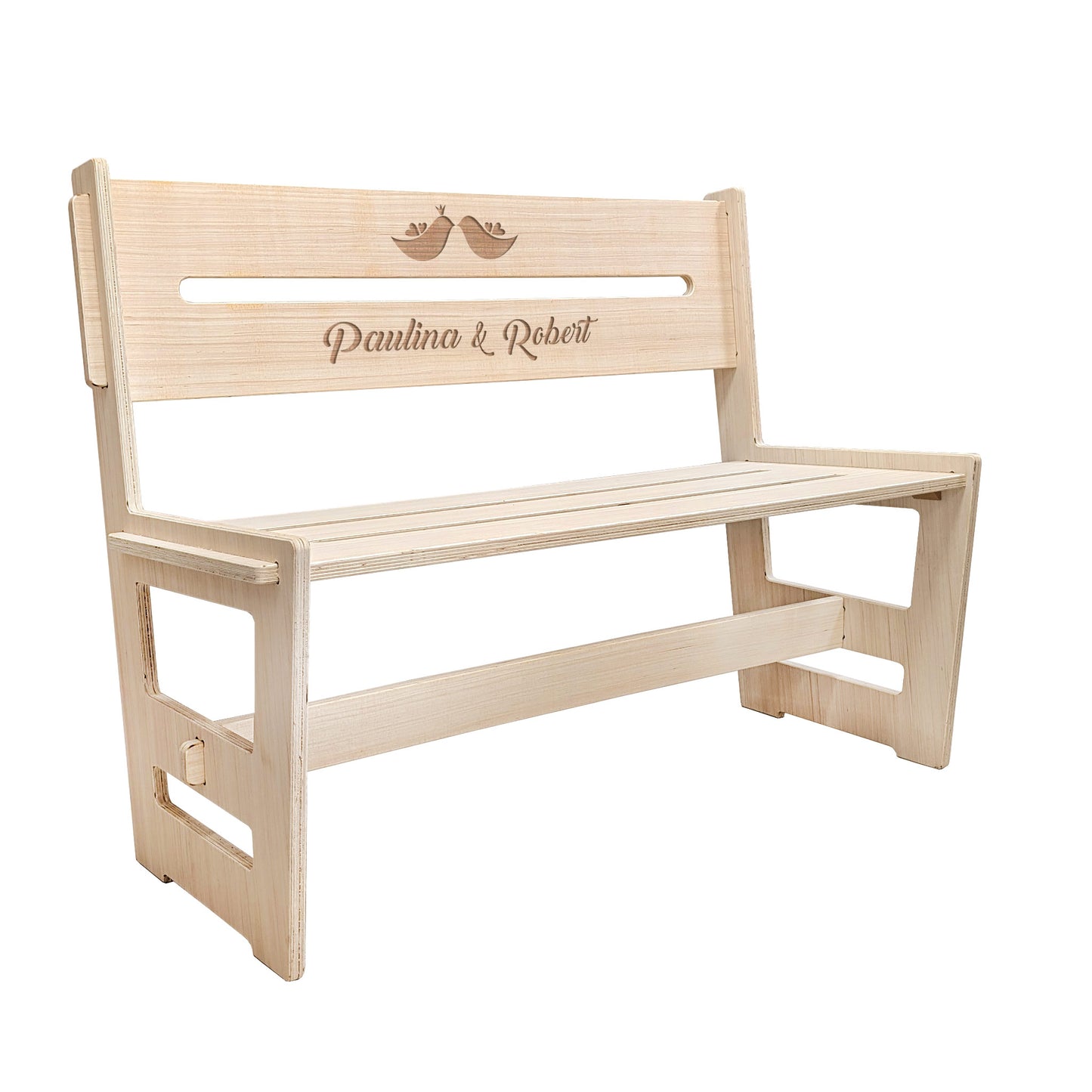 Freigestelltes Produktbild der personalisierten Holzbank mit Gravur "Paulina & Robert" und Vogelmotiv