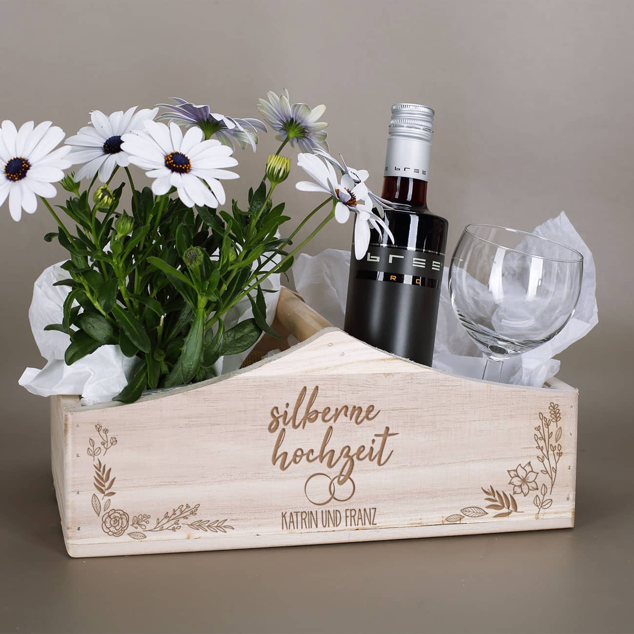 Silberne Hochzeit - Pflanzkorb aus Holz mit Namensgravur