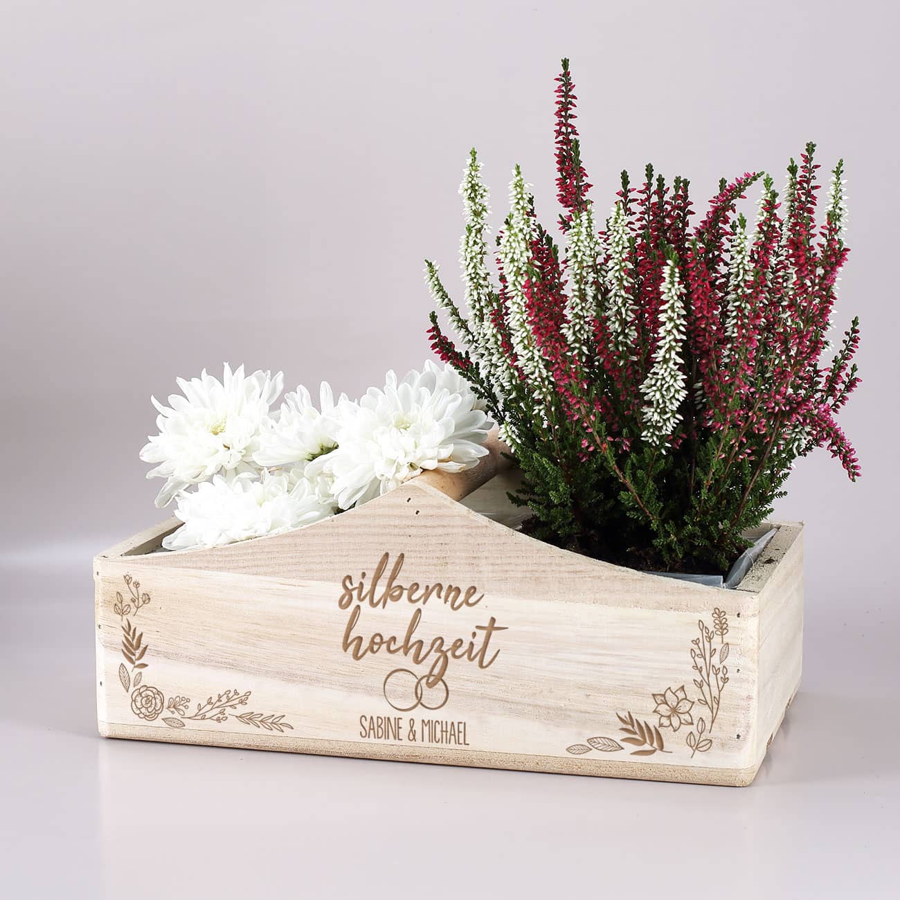 Pflanzkorb mit Eheringen, Blumen und Namen graviert
