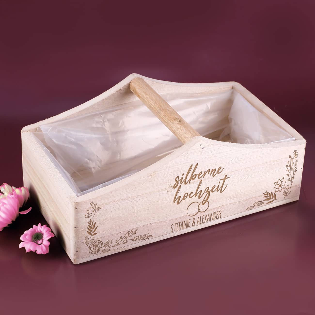 Pflanzkorb mit Namen des Paares graviert