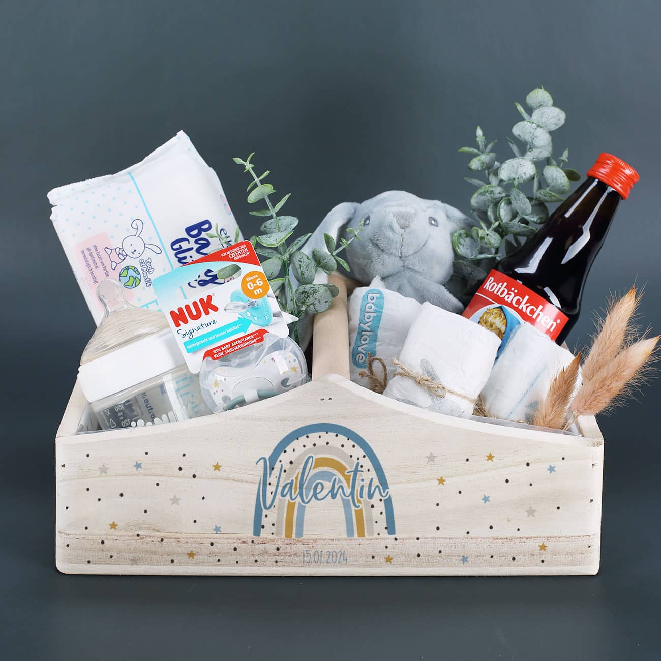 Bedruckter Geschenkkorb zur Geburt mit Name und Datum
