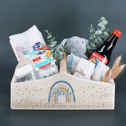 Bedruckter Geschenkkorb zur Geburt mit Name und Datum