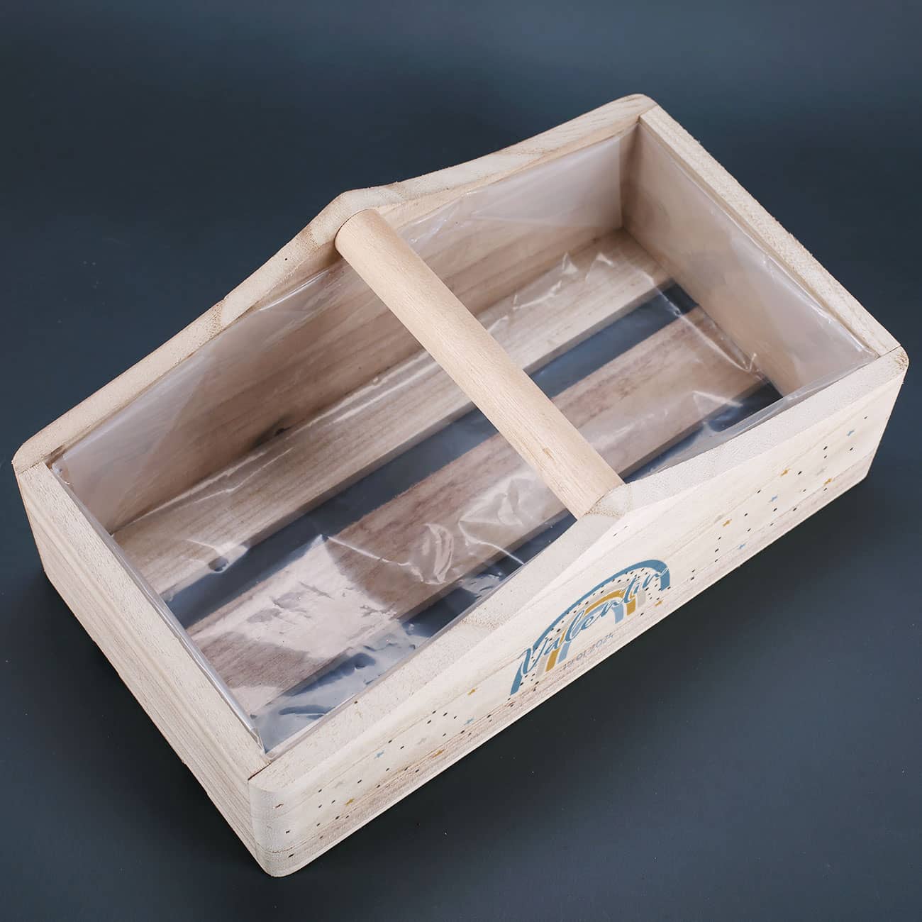 Holzkorb mit Folie ausgekleidet und einem Griff