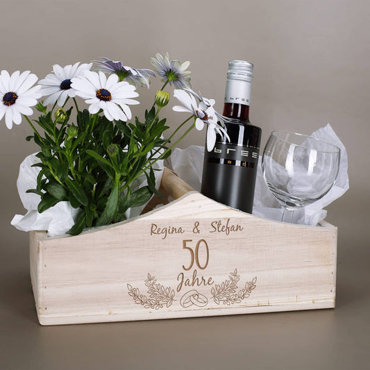 Geschenkkorb zum Hochzeitstag mit Namen des Paares und Jahreszahl graviert