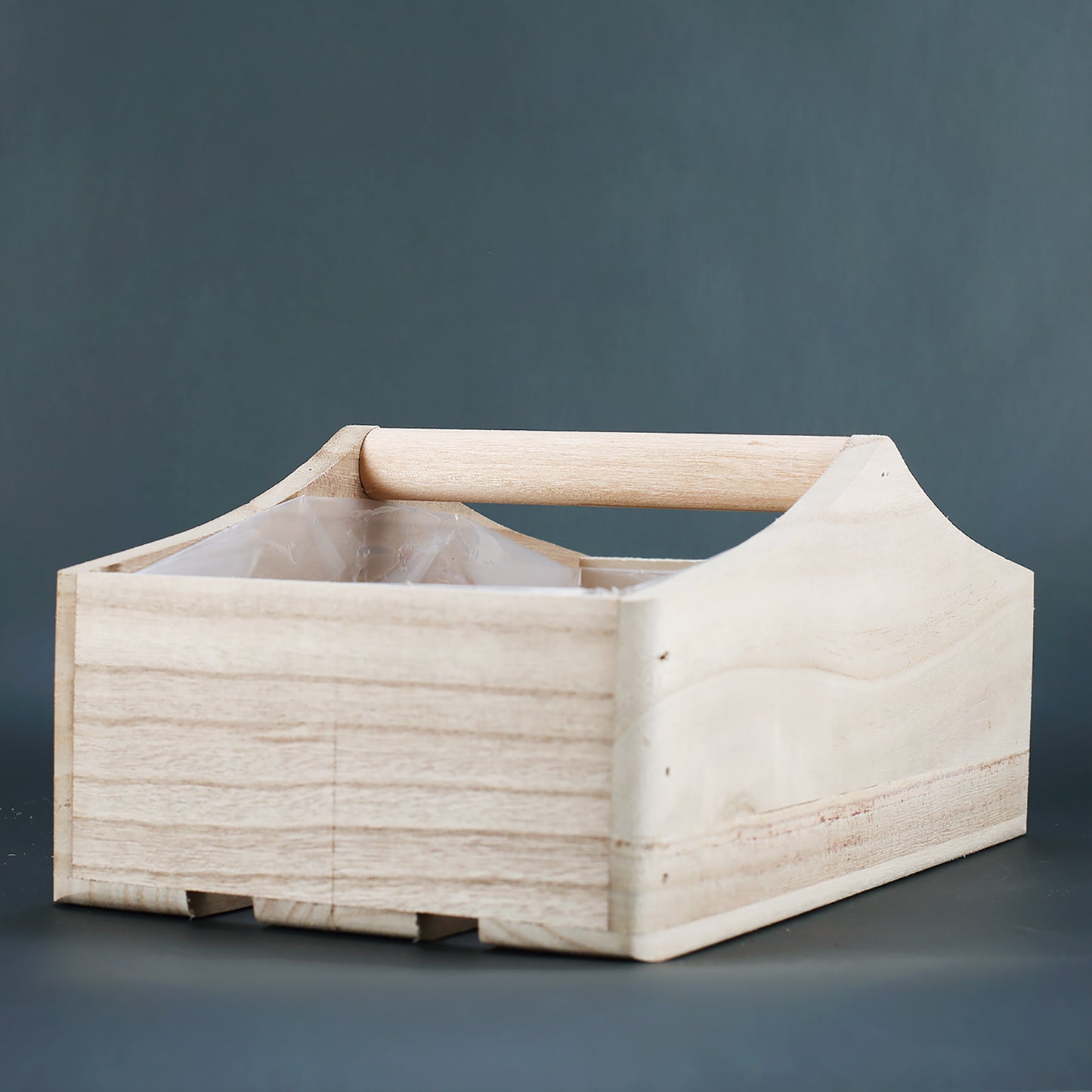 Pflanzkorb aus Holz mit Mittelgriff und Folienauskleidung innen