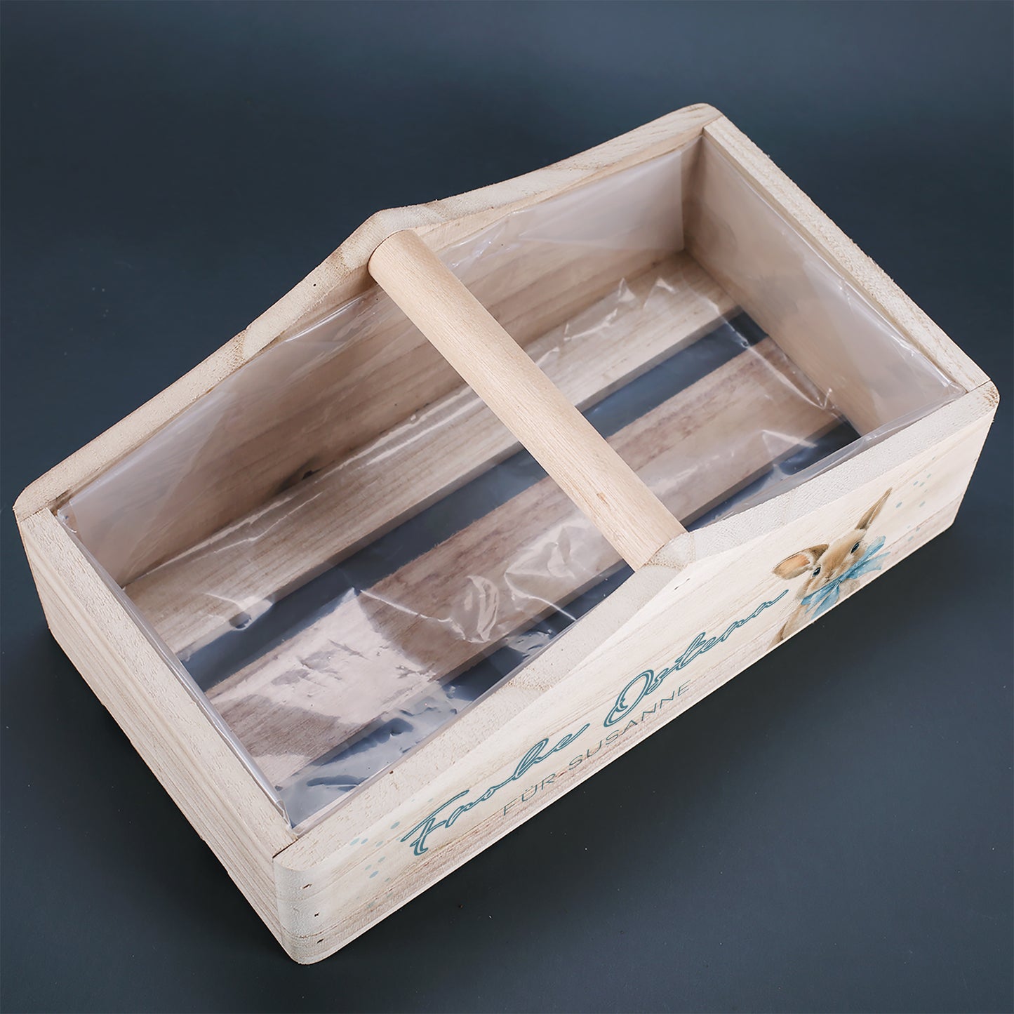 Innenansicht des Pflanzkorbs aus Holz mit Folienauskleidung und Mittelgriff für Bepflanzung oder Osterdekoration