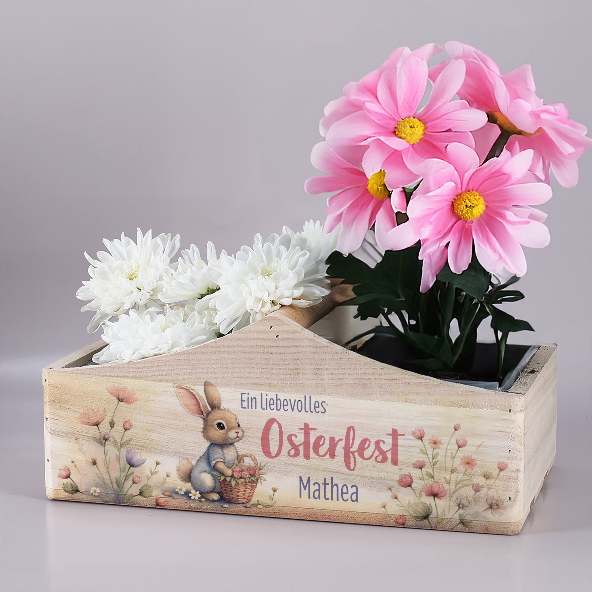 Pflanzkorb aus Holz mit Mittelgriff und Hasenmotiv – personalisierter Osterkorb mit Blumen