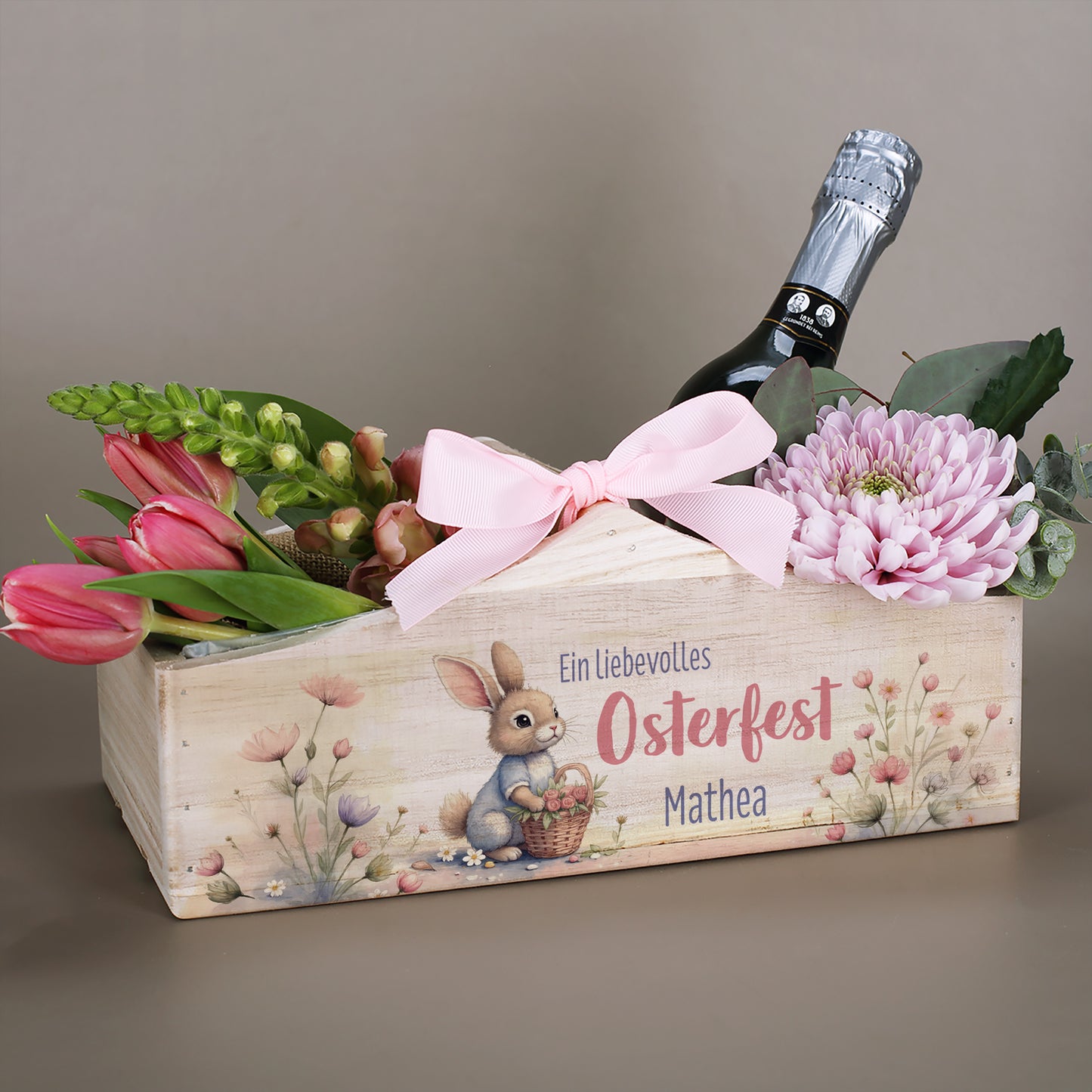 Osterkorb mit Mittelgriff und Blumenarrangement – Holzkiste mit Hasenmotiv und Name