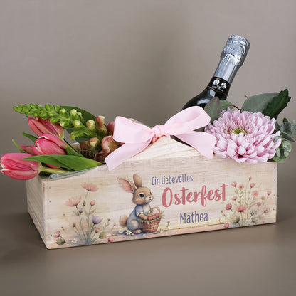 Osterkorb mit Mittelgriff und Blumenarrangement – Holzkiste mit Hasenmotiv und Name