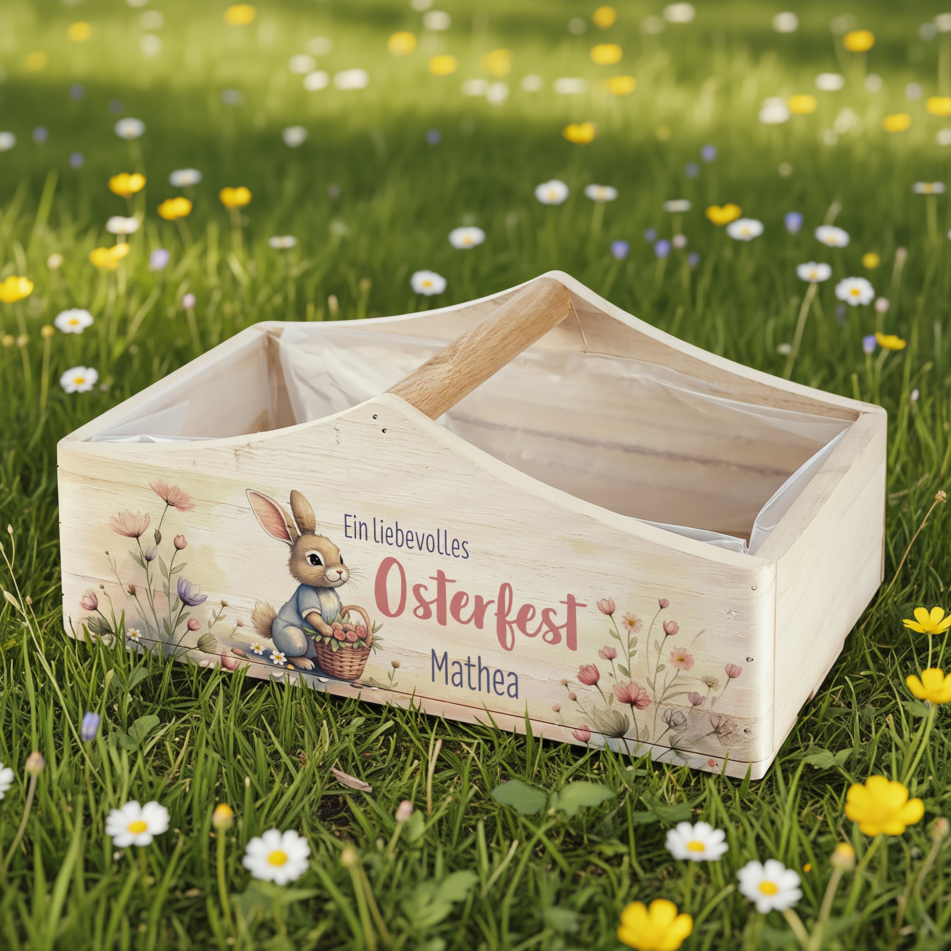 Personalisierter Pflanzkorb mit Mittelgriff – dekorativer Osterkorb aus Holz auf bunter Frühlingswiese