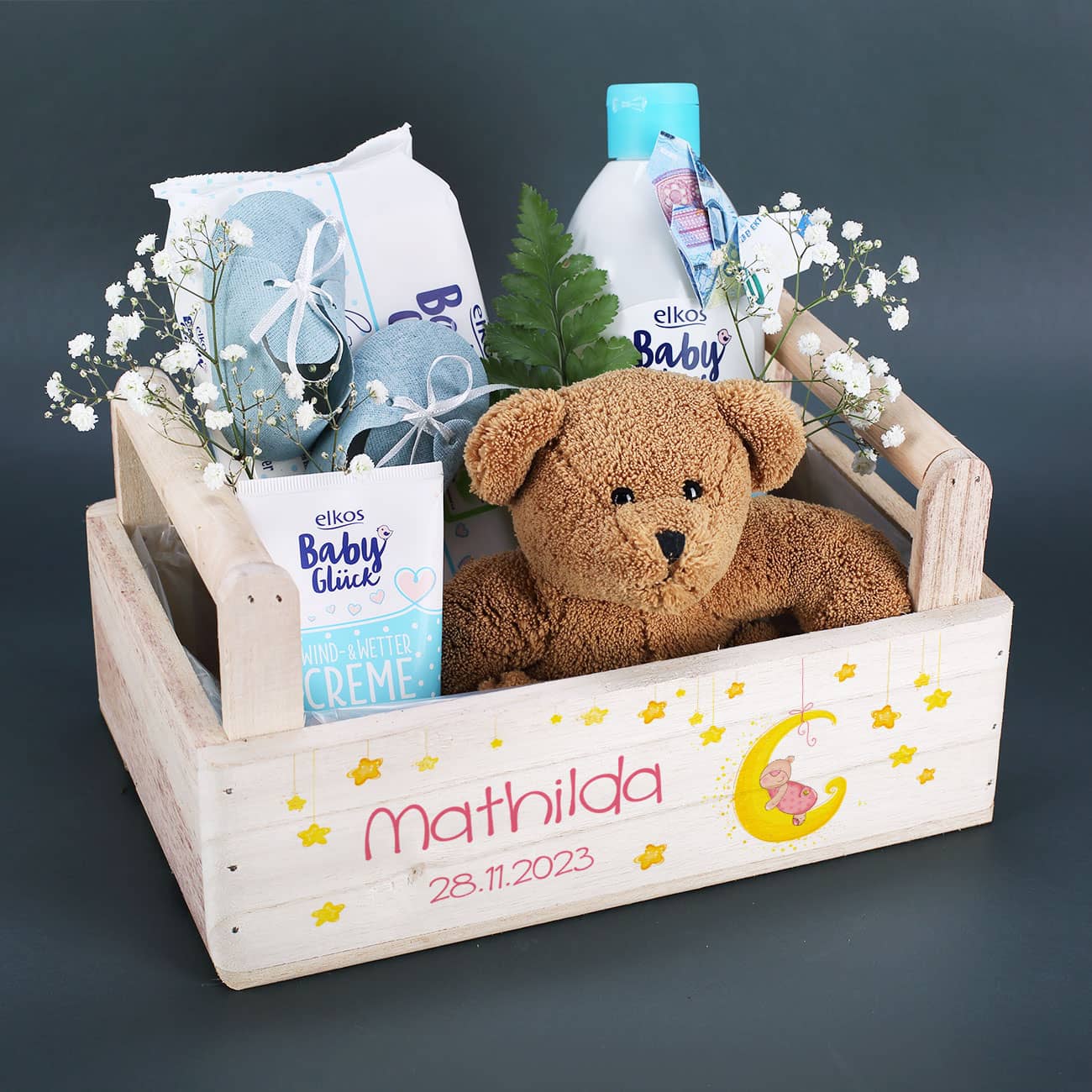 Bedruckter Geschenkkorb zur Geburt mit Name und Wunschtext