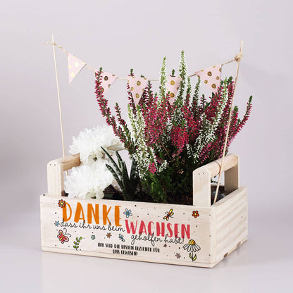 Personalisierte Pflanzkiste "Danke, dass ihr uns beim Wachsen geholfen habt" als Geschenk an Erzieher