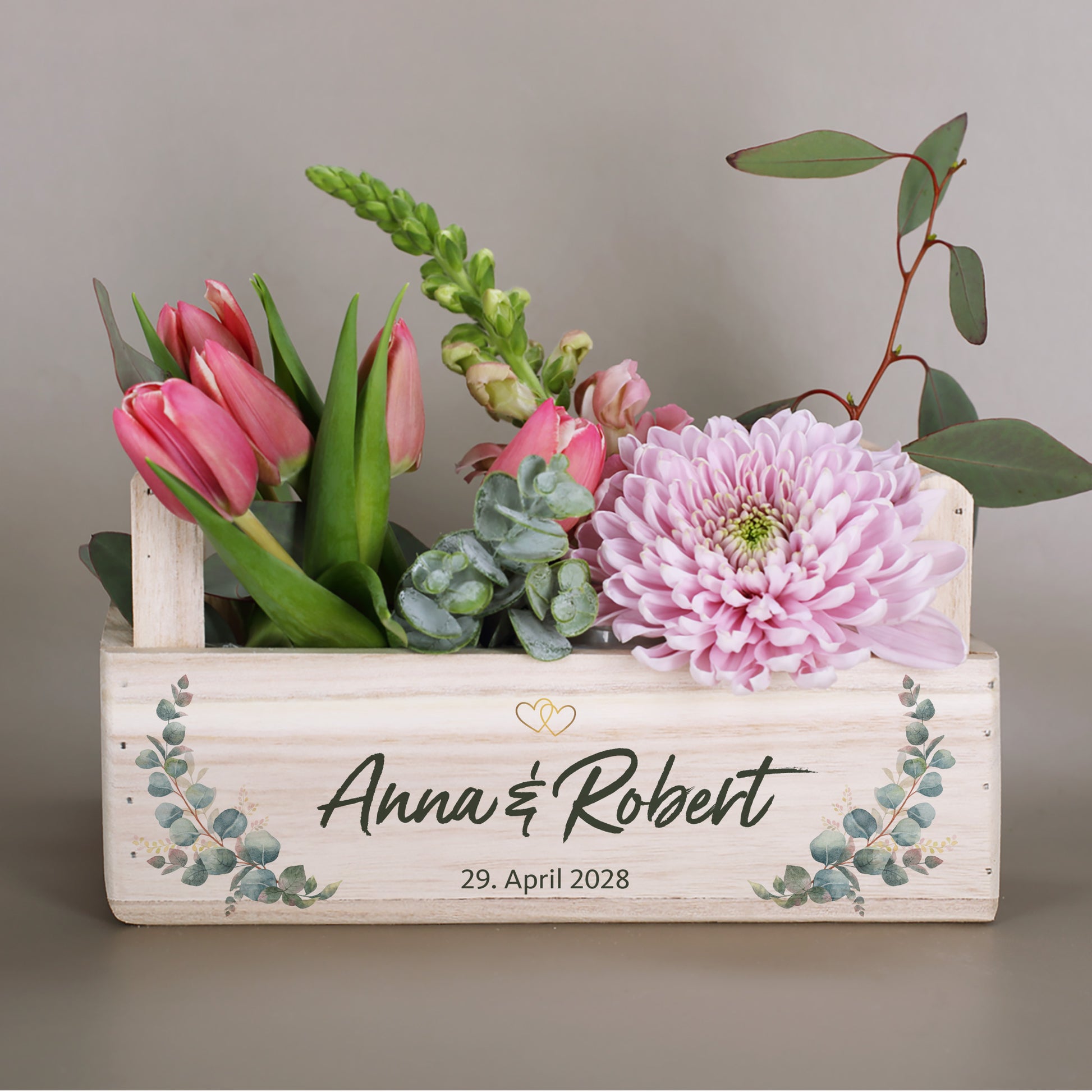 Personalisierte Holzkiste zur Hochzeit mit Blumenfüllung, Namen Anna und Robert sowie Datum
