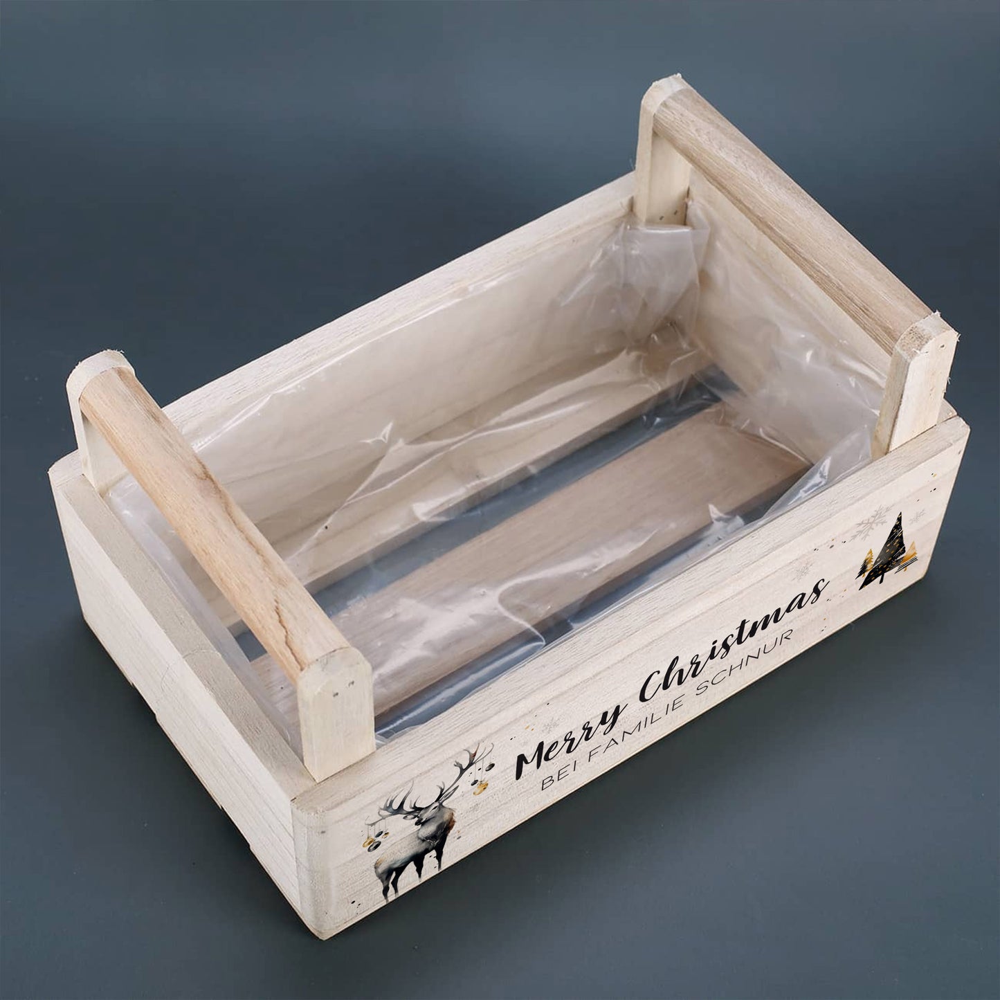 Offener Holzkorb zu Weihnachten mit zwei Griffen und Folieneinsatz