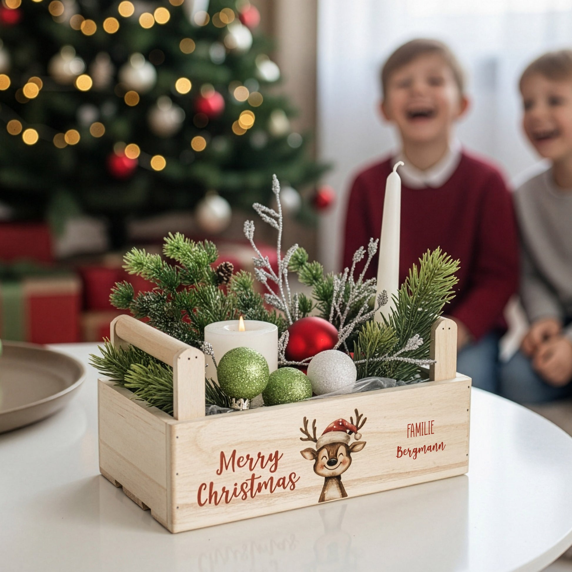 Holzkiste mit Rentiermotiv und Merry Christmas Schriftzug als weihnachtliche Tischdeko, personalisiert mit Familienname
