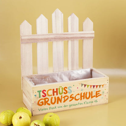 Mit Folie ausgekleidete Holzkiste mit Text personalisiert als Abschiedsgeschenk für Lehrer
